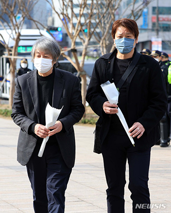 明石花火大会歩道橋事故の遺族、梨泰院雑踏事故の犠牲者の合同焼香所訪れ追悼