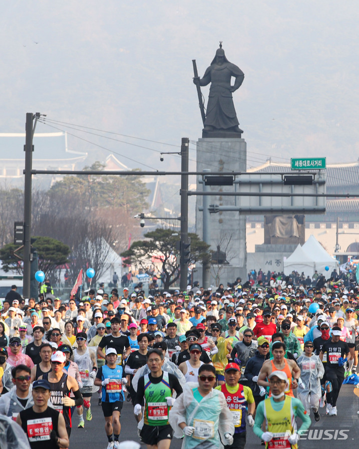 ソウル中心部を駆ける「2023ソウルマラソン大会」の参加者たち
