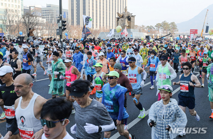 ソウル中心部を駆ける「2023ソウルマラソン大会」の参加者たち