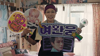 ▲18日から放映が開始された日本最大手の都市ガス事業者「東京ガス」のテレビCM。主人公として登場した女性が韓国の男性アイドルグループONEUS（ワンアス）のメンバー、ファヌンのプラカードを手に応援している。写真＝動画共有サイト「ユーチューブ」東京ガス公式チャンネルより