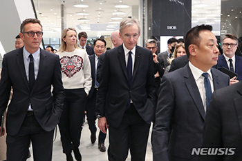 ザ・現代 ソウルのディオール店舗を訪れたベルナール・アルノー会長と
