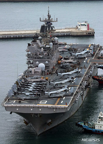 米軽空母「マキン・アイランド」入港 ／釜山Chosun online 朝鮮日報