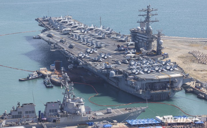 釜山に入港した米国の原子力空母「ニミッツ」