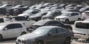 「夫が来るまで絶対どかない」と駐車場であおむけ…レジェンド級の場所取りに韓国ネット民もあ然　／釜山