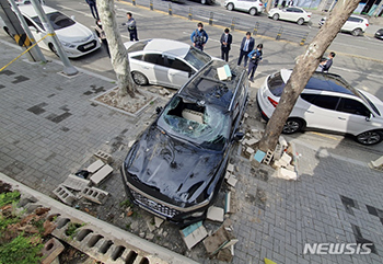 駐車場2階でバックの車、塀を突き破って転落　／大邱