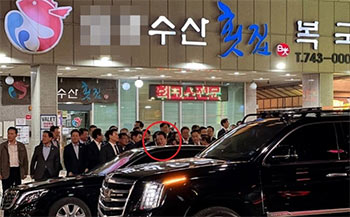 ▲6日に釜山市内の刺身店で目撃された尹錫悦（ユン・ソンニョル）大統領／ツイッター