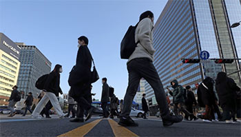 ▲ソウル市中心部の世宗大路を移動する市民／3月27日、NEWSIS