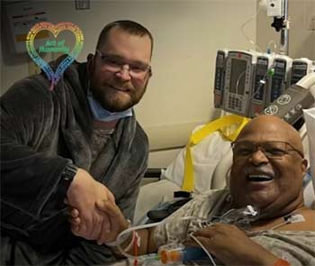 ▲米ペンシルベニア州で、配車サービス「ウーバー」のドライバーをしているティム・レッツさん（33）＝写真左＝は2021年10月、自身の車に乗った人工透析患者ウィリアム・スミエル・ジュニアさん（73）＝同右＝に腎臓の提供を申し出た。写真＝アクト・オブ・ヒューマニティーのフェイスブックより