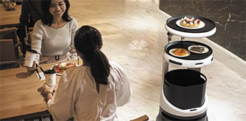▲2021年に日本に進出した韓国のロボットスタートアップ「ベアロボティクス」の配膳ロボット「Servi（サービィ）」 ／ソフトバンクロボティクス