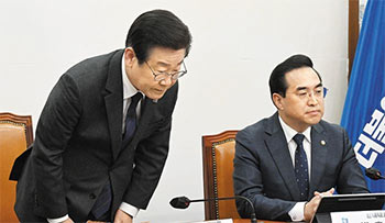 ▲李在明・共に民主党代表と朴洪根・同党院内代表／イ・ドクフン記者