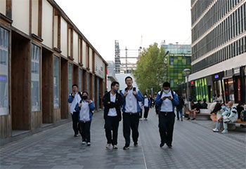 ▲北京市内を下校する学生たち／北京＝キム・ナムヒ特派員