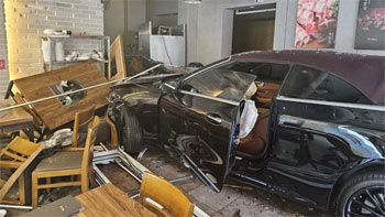 ▲21日午前、飲酒運転の車がソウル市江南区にある飲食店に突っ込んだ様子。写真提供＝読者