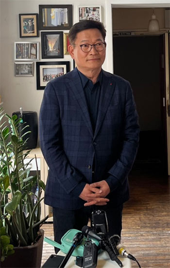▲共に民主党の宋永吉（ソン・ヨンギル）元代表は22日、パリ市内で韓国の特派員と会い、2021年の党大会での現金入り封筒疑惑に対する立場を表明した。 ／聯合ニュース