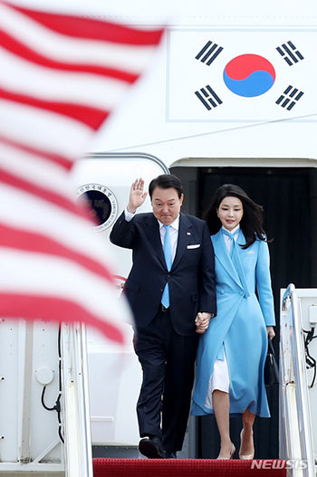 米国に到着し出迎えを受ける尹大統領夫妻