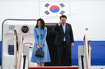 ▲ソウル空港で訪米前に手を振る尹錫悦大統領と金建希夫人（写真＝韓国大統領室）