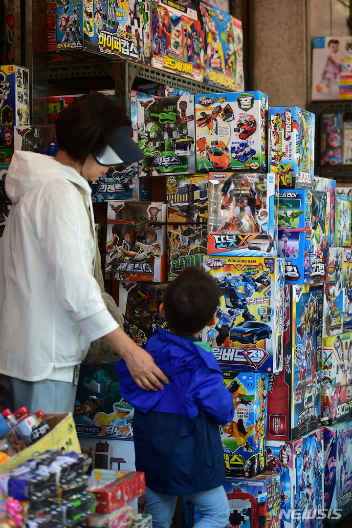 子どもの日を前に、おもちゃ屋を訪れた子どもたちChosun online 朝鮮日報