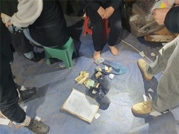 ▲忠清南道警察庁は2日、忠清南道内の山野で賭博に及んでいた56人を逮捕したと発表した。／忠南地方警察庁