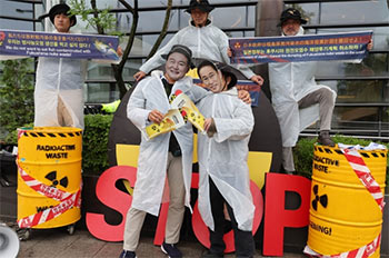 ▲岸田首相訪韓を翌日に控えた6日、ソウルの日本大使館前で環境団体が福島原発の汚染処理水の海洋放出に反対するパフォーマンスを行った。／聯合ニュース