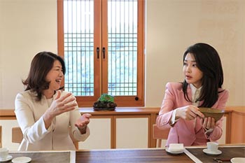 ▲7日、ソウル市恩平区の津寛寺を訪れ、歓談する尹錫悦（ユン・ソンニョル）大統領の妻・金建希（キム・ゴンヒ）夫人と日本の岸田文雄首相の妻・裕子夫人。写真＝韓国大統領室
