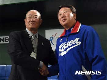 ▲2017年11月16日、握手する宣銅烈（ソン・ドンヨル）元韓国代表監督と張本勲さん。