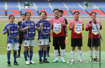 韓日議員がサッカーで交流深める　横浜で親善試合　