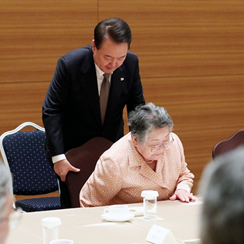 ▲朴南珠さんの着席を手伝う尹錫悦大統領。写真＝聯合ニュース