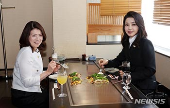金建希夫人と岸田裕子夫人　お好み焼き昼食会　／広島