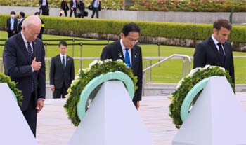 ▲米国のジョー・バイデン大統領と日本の岸田文雄首相、フランスのエマニュエル・マクロン大統領（写真左から）が19日、G7首脳会議の日程の一環として広島平和記念公園を訪れ、原爆犠牲者のための献花式に出席した。／写真＝聯合ニュース