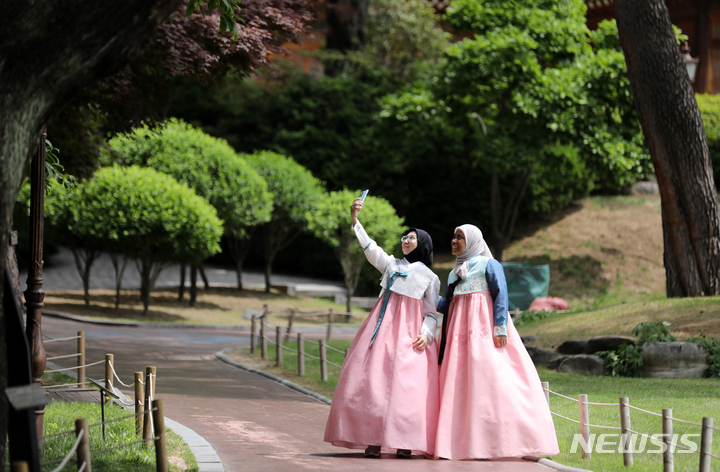 韓服でおしゃれをして記念撮影する外国人観光客