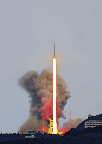 ▲25日、全羅南道高興郡の羅老宇宙センターから、韓国が独自開発した国産ロケット「ヌリ」が宇宙に向かって打ち上げられた。写真＝聯合ニュース