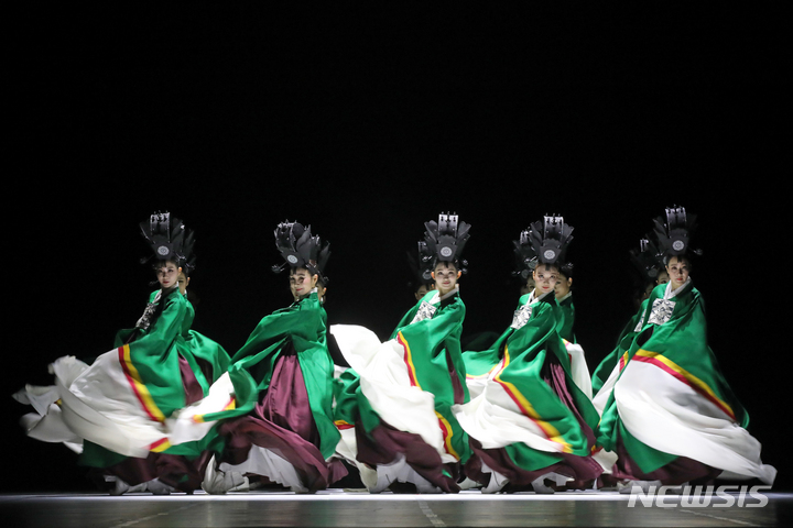 ソウル市立舞踊団「佾舞」第4幕リハーサル