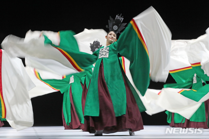 ソウル市立舞踊団「佾舞」第4幕リハーサル