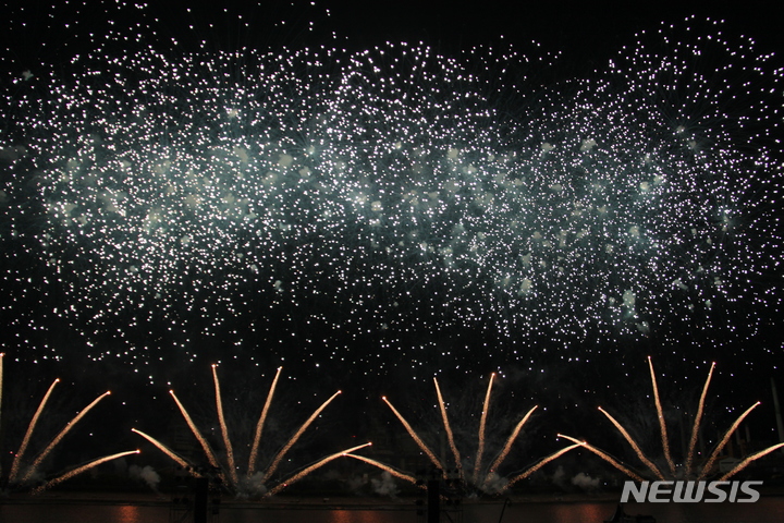 夜空を彩る華やかな花火…「2023浦項国際花火大会」開催　／慶尚北道