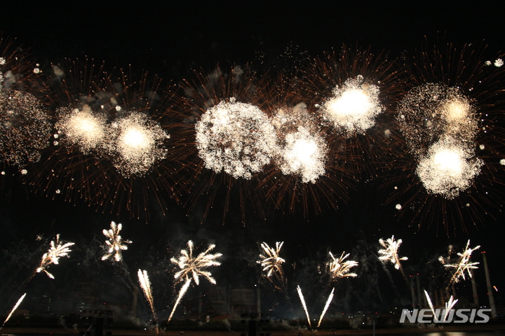 夜空を彩る華やかな花火…「2023浦項国際花火大会」開催　／慶尚北道