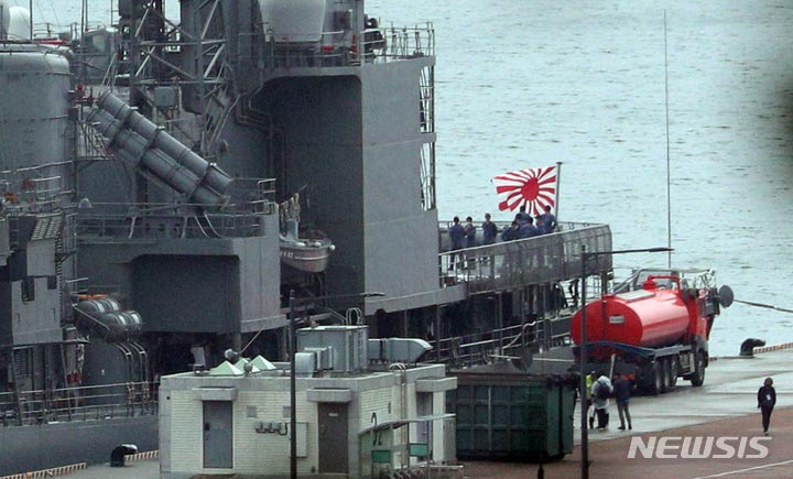 ↳「旭日旗日本艦艇、韓国を無視…ナチス旗を容認する国がどこにあるか」
