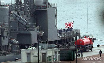 共に民主「旭日旗掲げた日本艦艇、韓国国民を無視…ナチスの旗を容認する国がどこにあるか」
