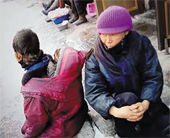 ▲両江道恵山市内のある通りの市場に座りながら商人たちが売る食べ物を眺める一人のコッチェビ（左）／北朝鮮情報筋が提供
