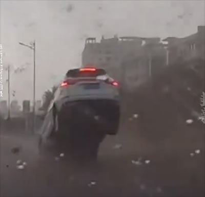 突風で舞い上がるSUV車…中国で強い竜巻、被害地域は焦土化