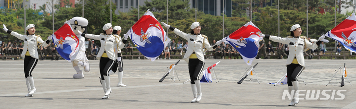 動作展示を行う韓国国防部「女軍儀仗隊」