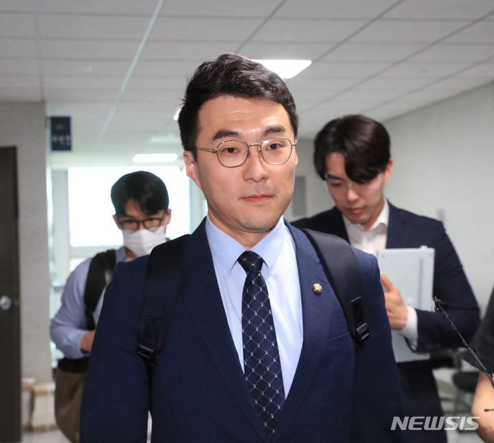 仮想通貨疑惑の金南局議員、法制司法委から教育委に…韓国与党「学生は何を見て学ぶのか」