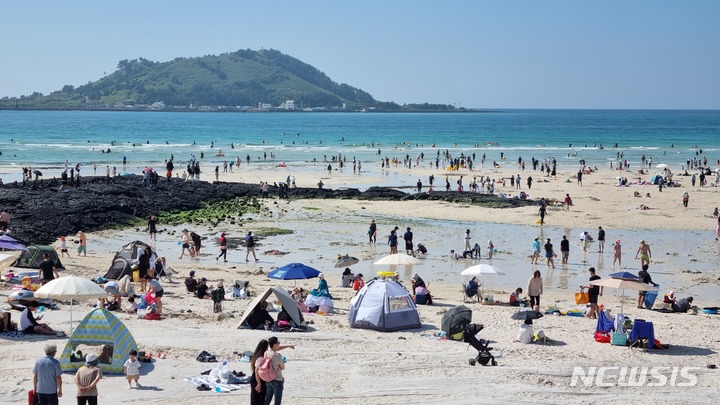 「夏だ」　混み合う済州の挟才海水浴場