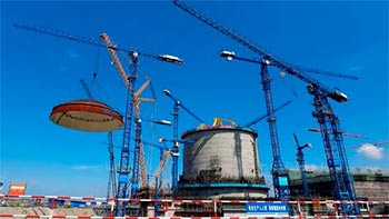 ▲中国・広西チワン族自治区の防城港原子力発電所に原子炉が設置される様子。