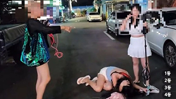 食事姿を生配信中の韓国20代女性ユーチューバー、同業者をフォークで攻撃して顔にけが負わせる　／富川