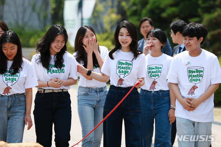 ペットボトルでできたTシャツを着た金建希さん