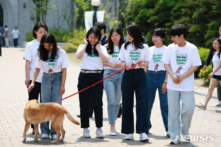 ペットボトルでできたTシャツを着た金建希さん