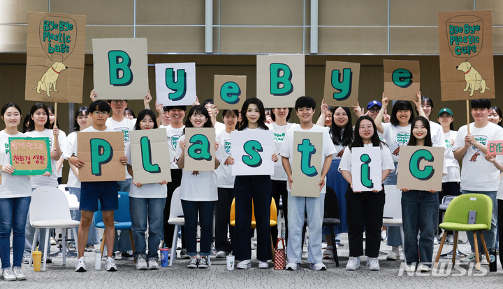ペットボトルでできたTシャツを着た金建希さん