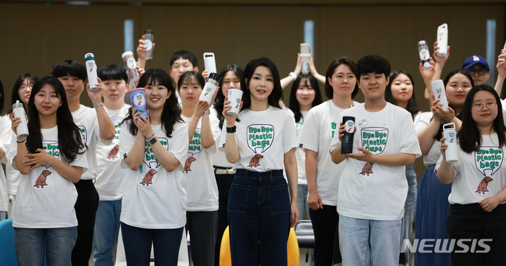 ペットボトルでできたTシャツを着た金建希さん