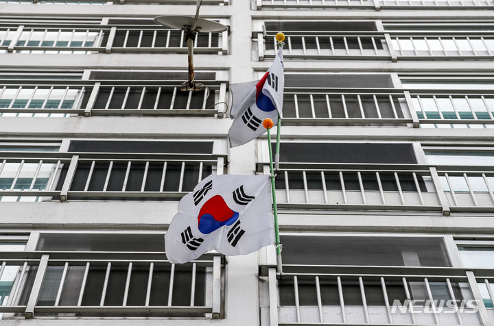 顕忠日、太極旗を掲げたマンション