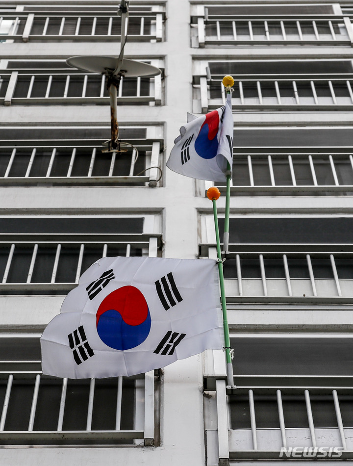 顕忠日、太極旗を掲げたマンション