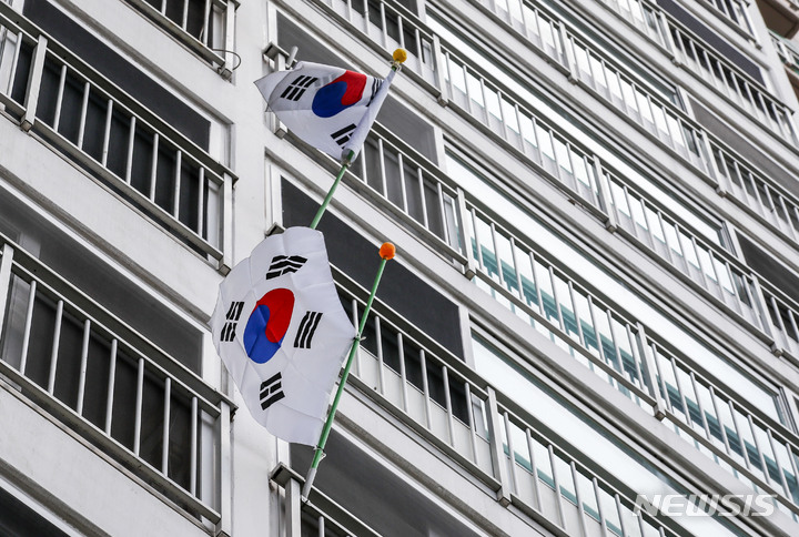 顕忠日、太極旗を掲げたマンション